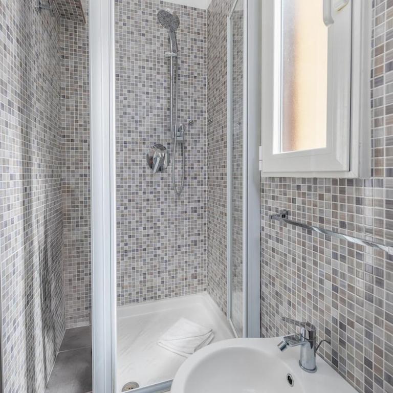 2 min to Tram and Bus - 5min to MXP Shuttle - Air Conditioning - Balcony - Appartamento con 1 Camera da Letto - 19