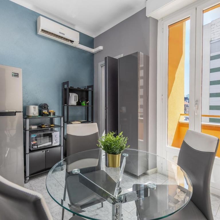 2 min to Tram and Bus - 5min to MXP Shuttle - Air Conditioning - Balcony - Appartamento con 1 Camera da Letto - 12