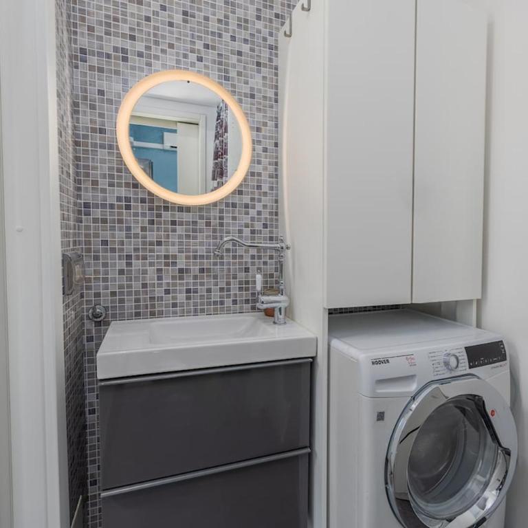 2 min to Tram and Bus - 5min to MXP Shuttle - Air Conditioning - Balcony - Appartamento con 1 Camera da Letto - 16