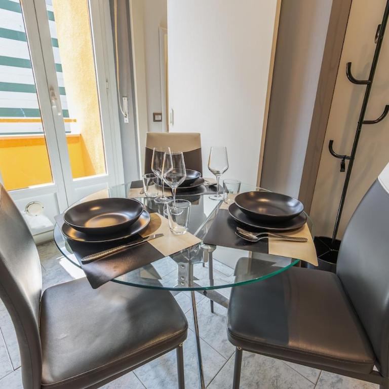 2 min to Tram and Bus - 5min to MXP Shuttle - Air Conditioning - Balcony - Appartamento con 1 Camera da Letto - 23