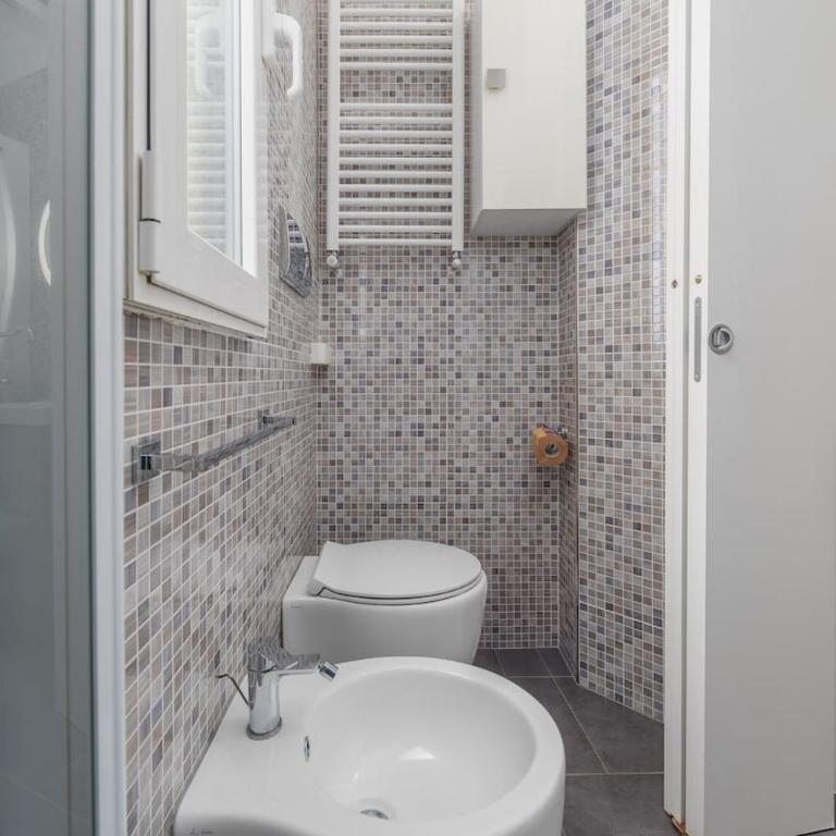 2 min to Tram and Bus - 5min to MXP Shuttle - Air Conditioning - Balcony - Appartamento con 1 Camera da Letto - 18