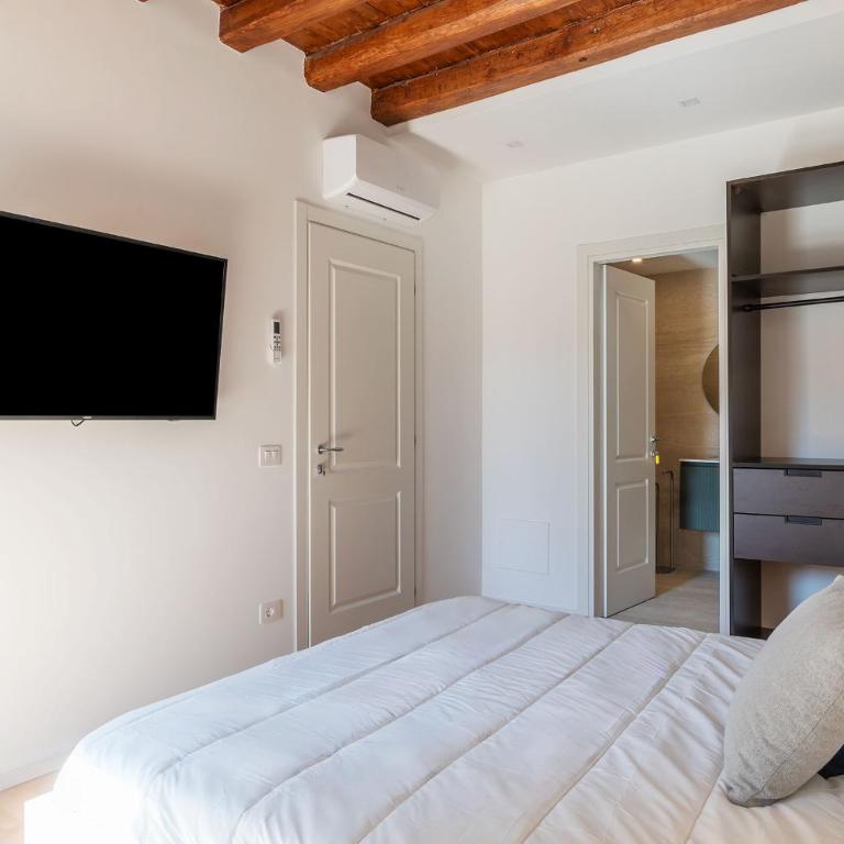 JOIVY Comfort Stays near the Colosseum - Appartamento con 3 Camere da Letto e con Balcone - 9