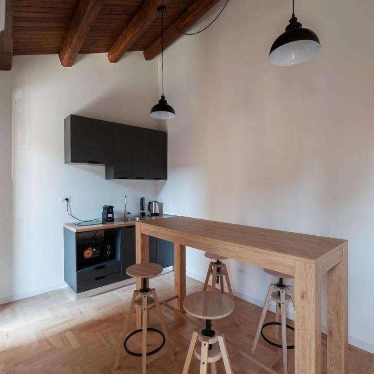 JOIVY Comfort Stays near the Colosseum - Appartamento con 3 Camere da Letto e con Balcone - 13