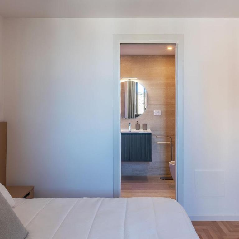 JOIVY Comfort Stays near the Colosseum - Appartamento con 3 Camere da Letto e con Balcone - 21
