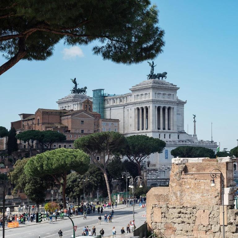 JOIVY Comfort Stays near the Colosseum - Appartamento con 3 Camere da Letto e con Balcone - 2