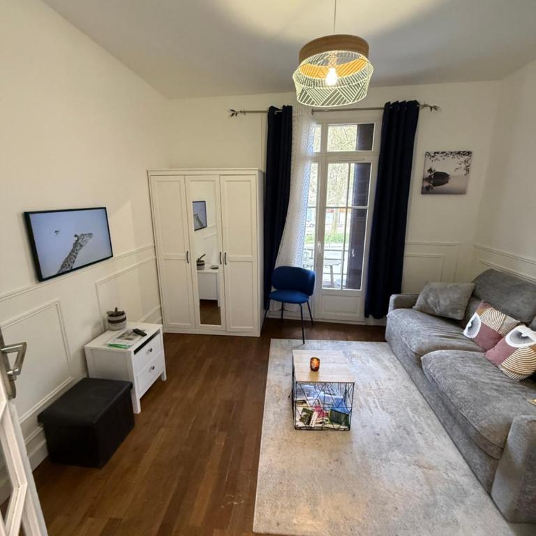 Charmant appart o cœur de Nantes avec parking - Three-Bedroom Premium Apartment with Balcony - 8