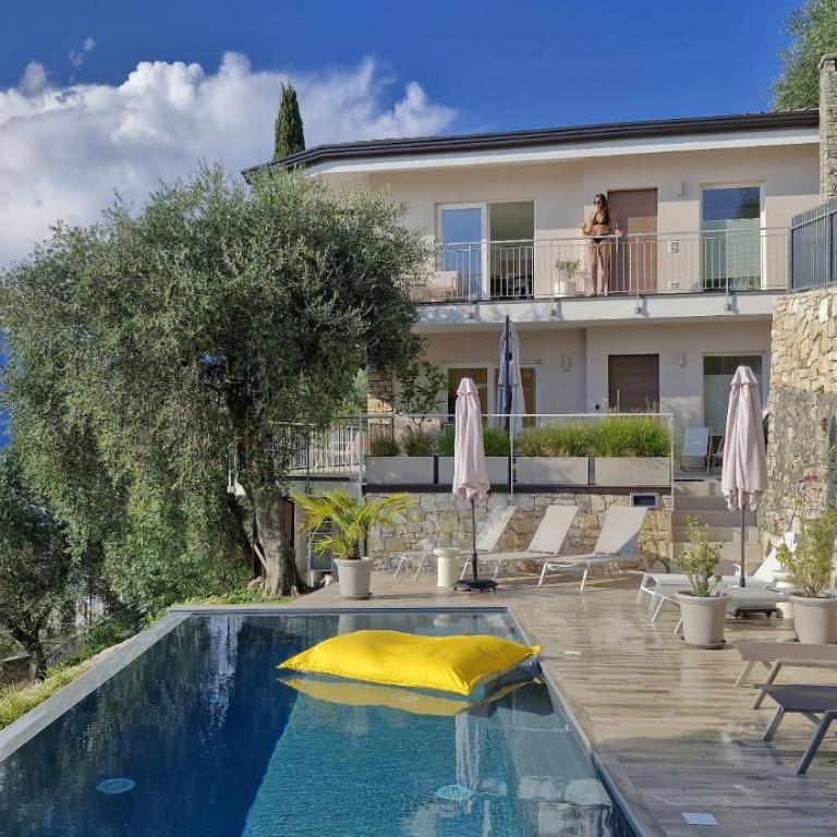 Villa Holzi - Deluxe Two-Bedroom Apartment Top Floor with King Bed, Pool, Balcony and Lake View - 3