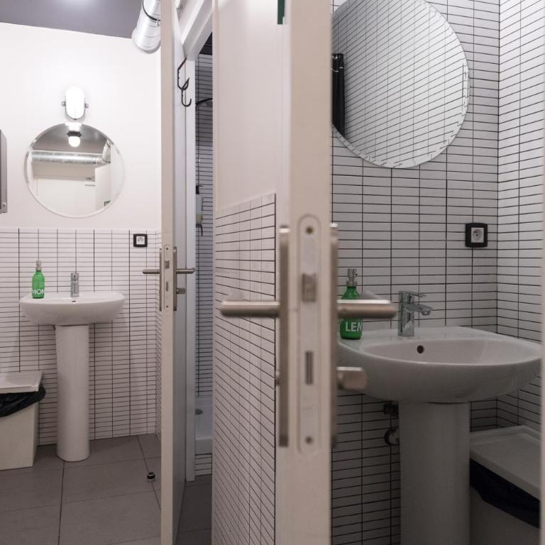 HO36 Hostel Lyon - Dortoir Privé avec Salle de Bains Commune (2 Adultes) - 5
