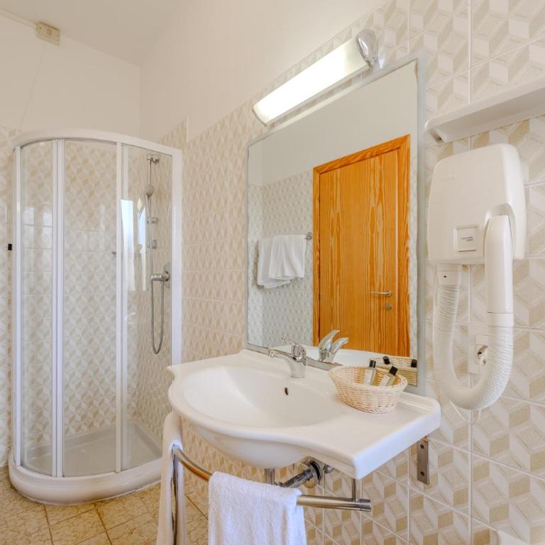 Hotiday Malcesine Garda - Camera Matrimoniale/Doppia con Letti Singoli con Letto Supplementare - 15