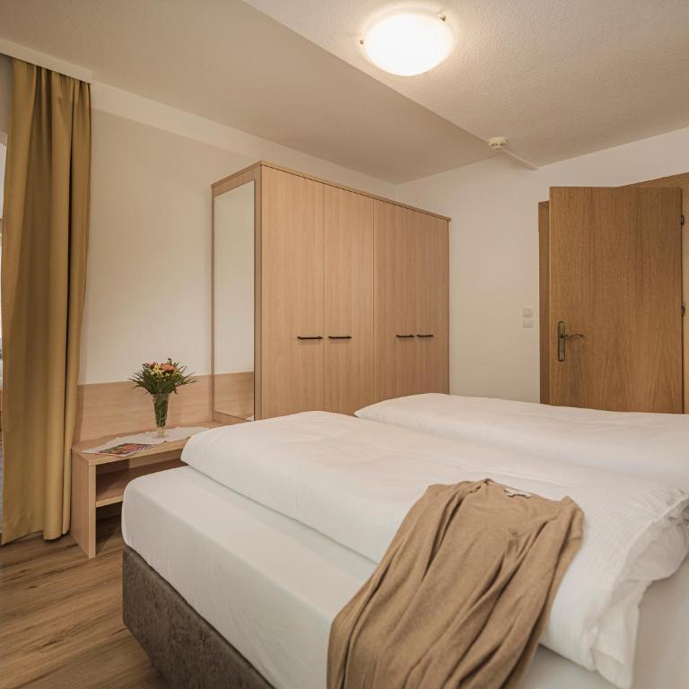 Hotel Finkenbergerhof - Dreibettzimmer mit Balkon - 8