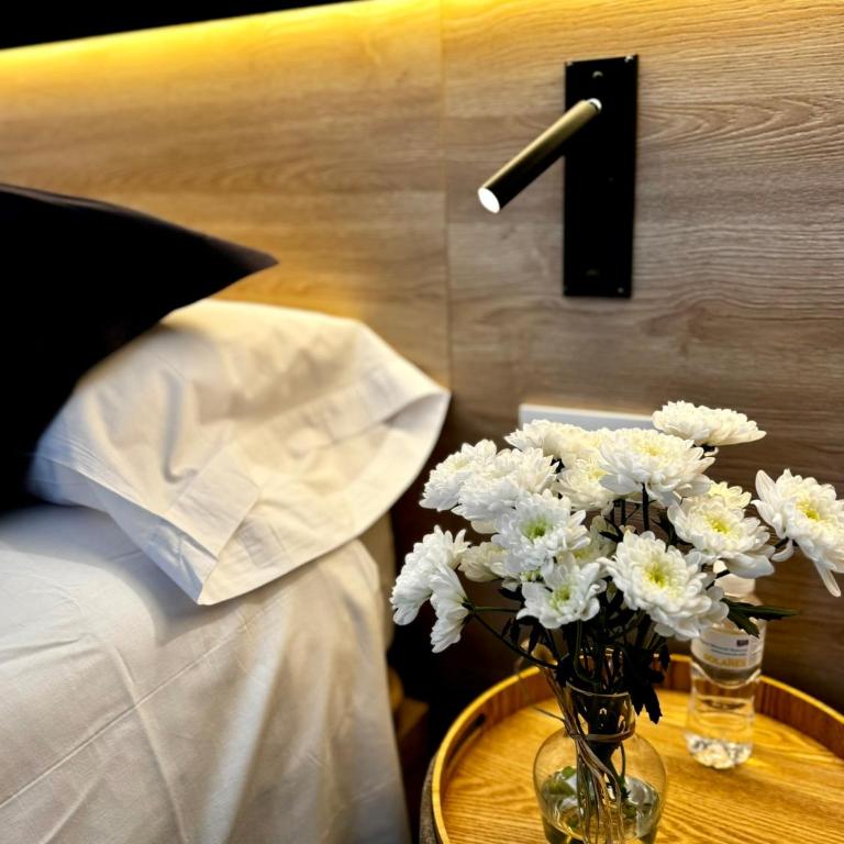 Hostalin Barcelona Gran Via - Double Room with Balcony - 14
