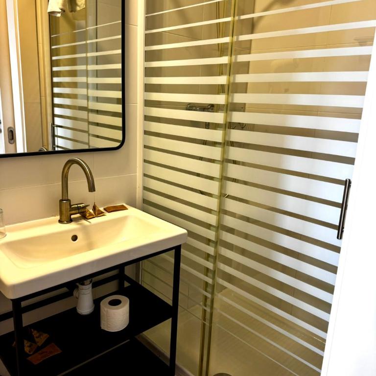 Hostalin Barcelona Gran Via - Double Room with Balcony - 19
