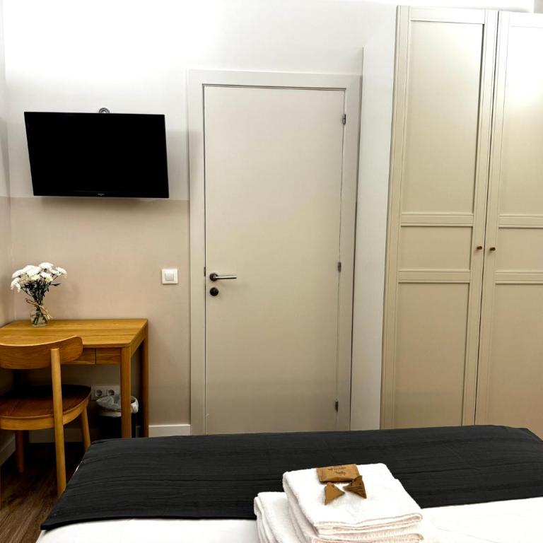Hostalin Barcelona Gran Via - Economy Double Room with external bathroom - 5