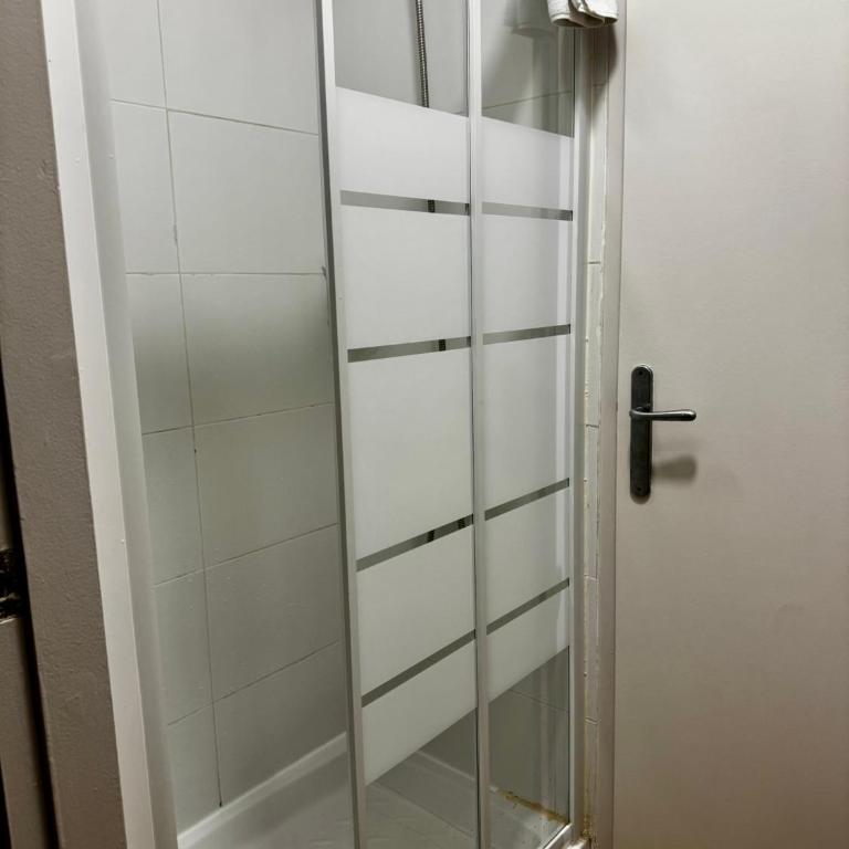 Hostalin Barcelona Gran Via - Economy Double Room with external bathroom - 8