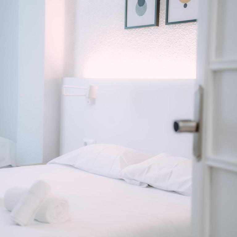 Colón Urban Rooms - Twin Room with Shared Bathroom - 8