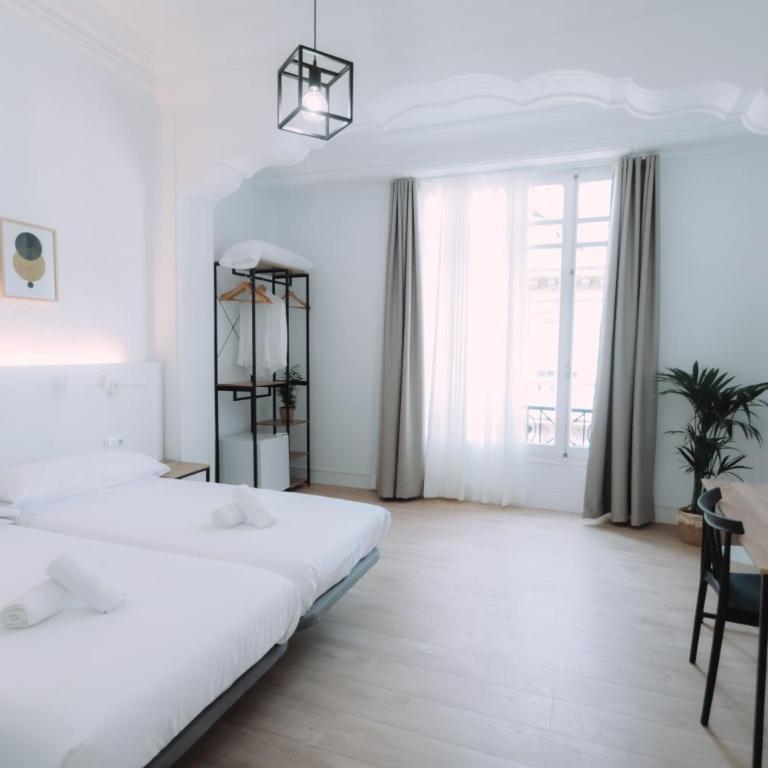 Colón Urban Rooms - Twin Room with Shared Bathroom - 11