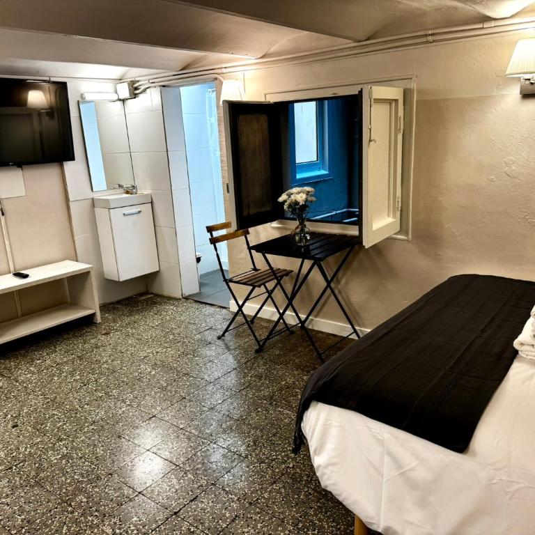 Hostalin Barcelona Gran Via - Economy Double Room - 12