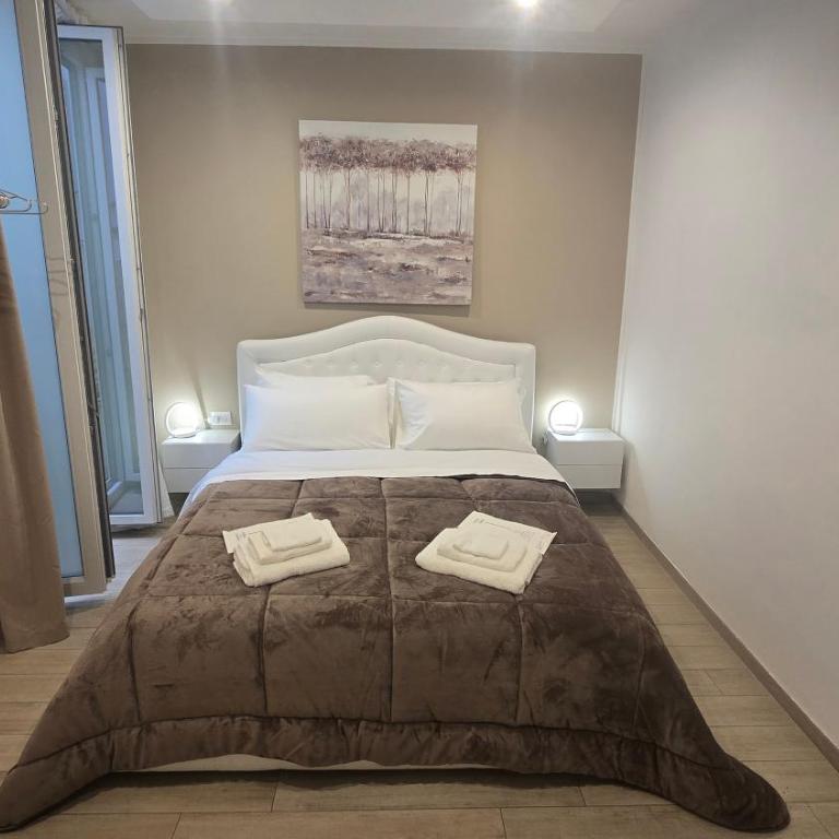 Centrale Suites - Double Room with Private Bathroom - 1