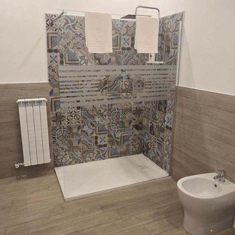 Centrale Suites - King Room with Spa Bath - 9
