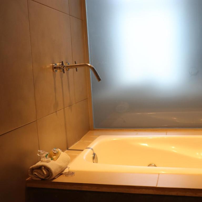 Hotel UNL-ATE - Suite con cama grande y balcón - 10