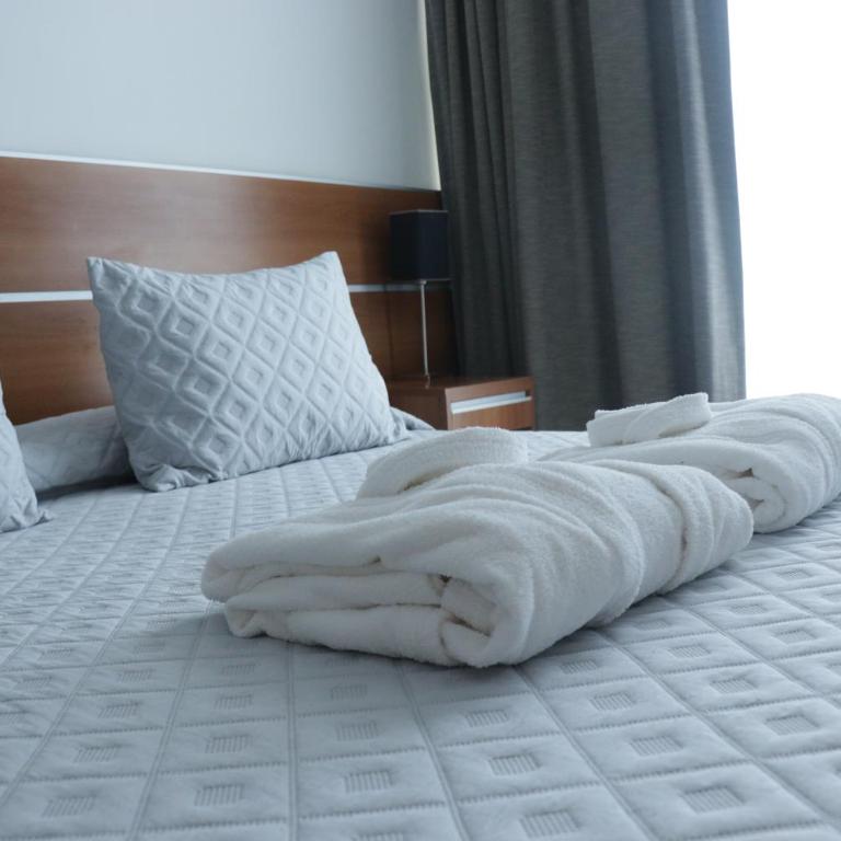 Hotel UNL-ATE - Suite con cama grande y balcón - 2