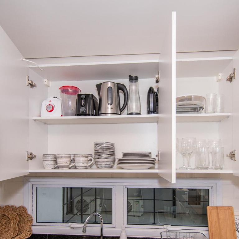 Cityscape Views - New 2BR Retreat - Apartment - 13
