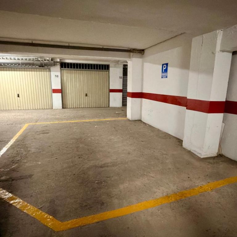 Apartamento espacioso de diseño a 3 min RENFE con Parking Privado - Apartamento de 2 dormitorios - 35
