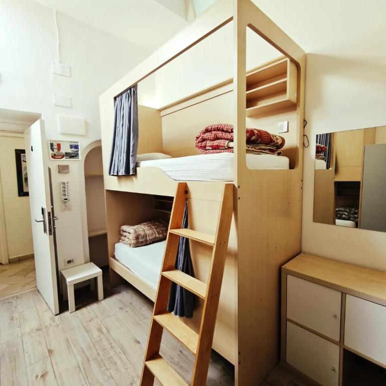 Hostel Brikette - Posto Letto in Dormitorio Misto con 8 Letti - 1