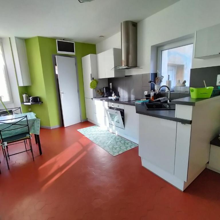 STUDIO CLIMATISE avec MEZZANINE au calme avec terrasse et parking idéalement situé pour tout faire à pied ! - Estudio con terraza - 2