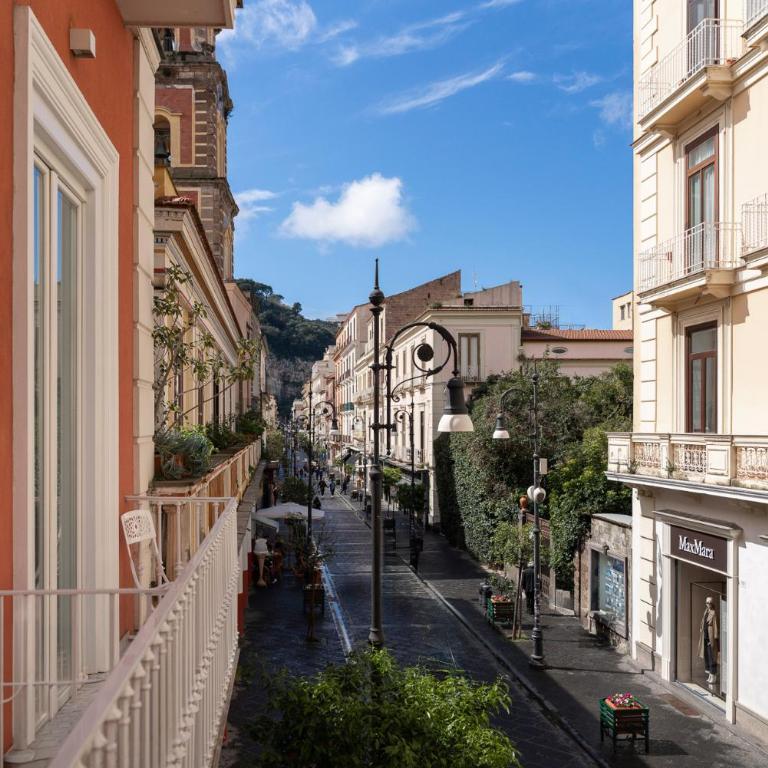 Palazzo Tasso - Camera Deluxe Matrimoniale/Doppia con Letti Singoli con Vista Città - 10