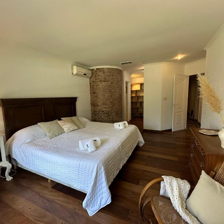 Casa Glicina quincho, pileta y varios ambientes Ideal para 2 familias - Four-Bedroom House - 19