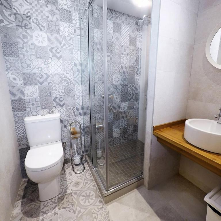 Meeting Point Hostels - Bed in 4-Bed Mixed Dormitory Room with Private Bathroom - 5