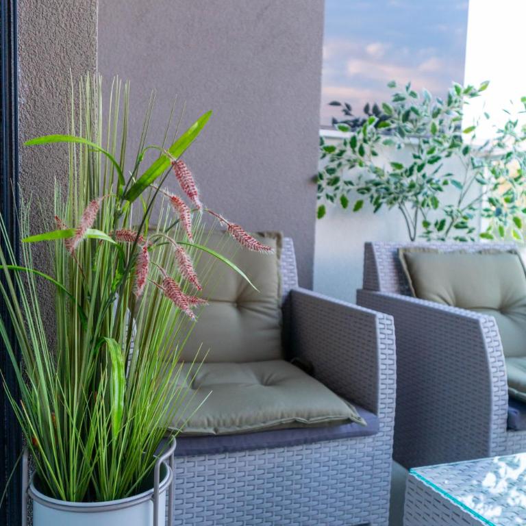 Modern apartment with garage near Sarajevo Airport - free parking - Apartman sa 1 Spavaćom Sobom, Balkonom i Pogledom na Grad - 7