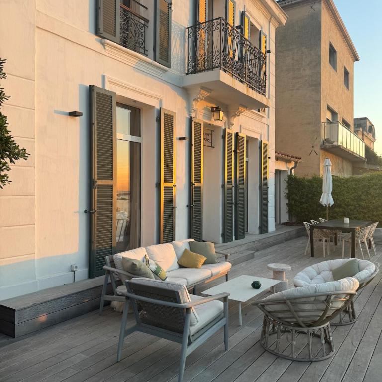 Waterfront villa with pool, sea view - Three-Bedroom Villa - 20