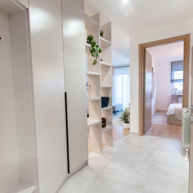 Modern apartment with garage near Sarajevo Airport - free parking - Apartman sa 1 Spavaćom Sobom, Balkonom i Pogledom na Grad - 17