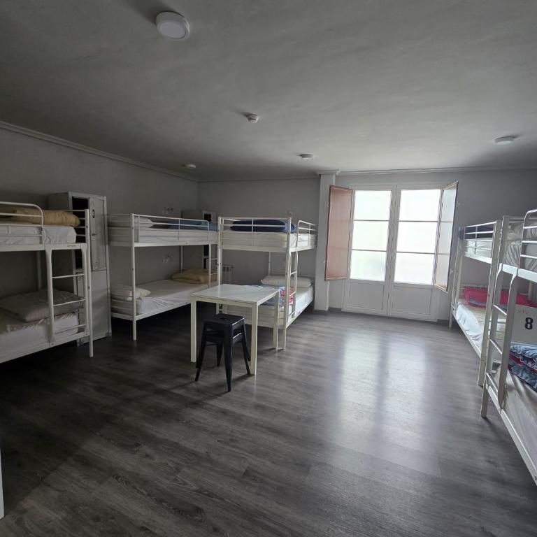 Hostel Catedral Burgos - Cama individual en dormitorio compartido de 10 camas - 9