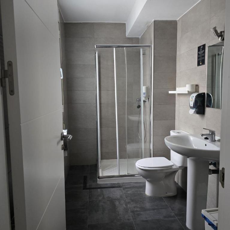 Hostel Catedral Burgos - Habitación Cuádruple con baño privado - 10