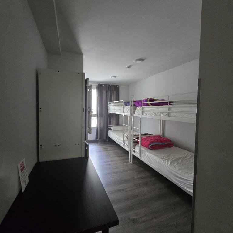 Hostel Catedral Burgos - Habitación Cuádruple con baño privado - 7