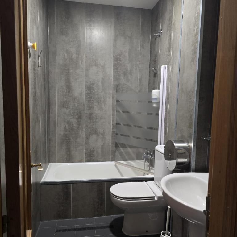 Hostel Catedral Burgos - Habitación Triple con baño privado - 6