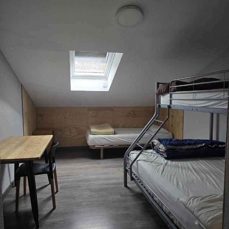Hostel Catedral Burgos - Habitación Cuádruple con baño privado - 1