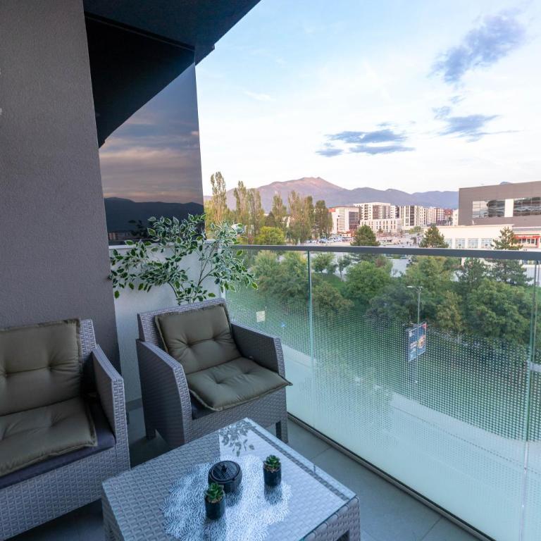 Modern apartment with garage near Sarajevo Airport - free parking - Apartman sa 1 Spavaćom Sobom, Balkonom i Pogledom na Grad - 12