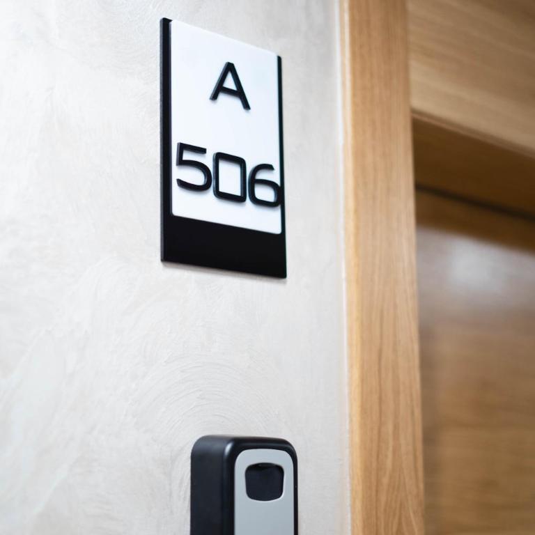 Modern apartment with garage near Sarajevo Airport - free parking - Apartman sa 1 Spavaćom Sobom, Balkonom i Pogledom na Grad - 26