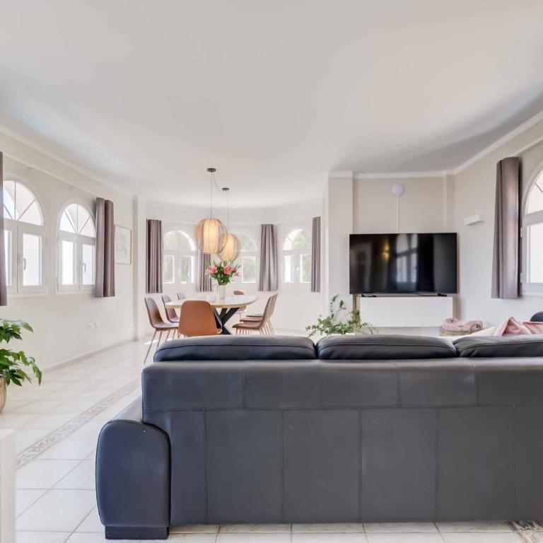 108-Villa, 2 Minutes Walk to the beach, Heated pool - Villa - 11