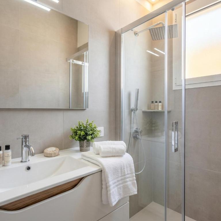 Melo Modern Apartment - Two-Bedroom Apartment with Balcony - 13