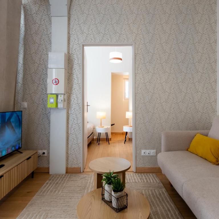 Le Balcon Fleuri - 9 min sanctuaires - Rénové & équipé - Calme sur Cour - 4 couchages - Appartement 2 Chambres - 12