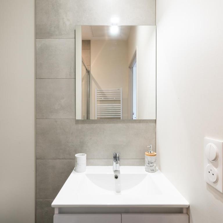 Le Balcon Fleuri - 9 min sanctuaires - Rénové & équipé - Calme sur Cour - 4 couchages - Appartement 2 Chambres - 24