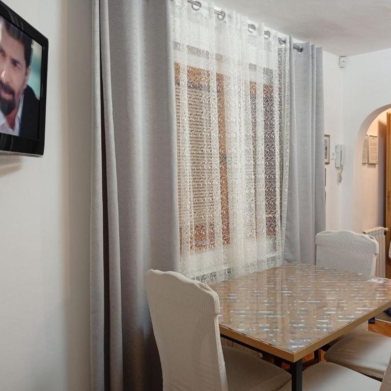 Apartman sa garažom i internetom - One-Bedroom Apartment - 6