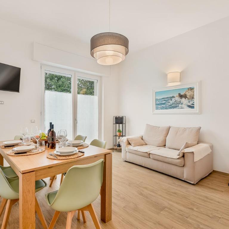 GOLDEN LUXE - 3 suites in the sea luxe apartment - Three-Bedroom Apartment - 1