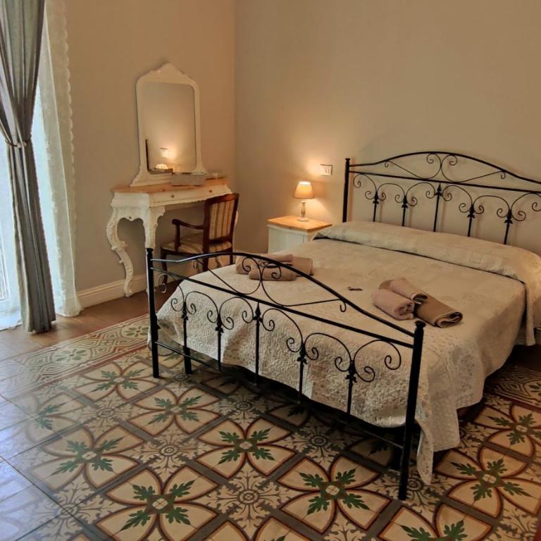 Belle Époque - Family Room with City View - 1