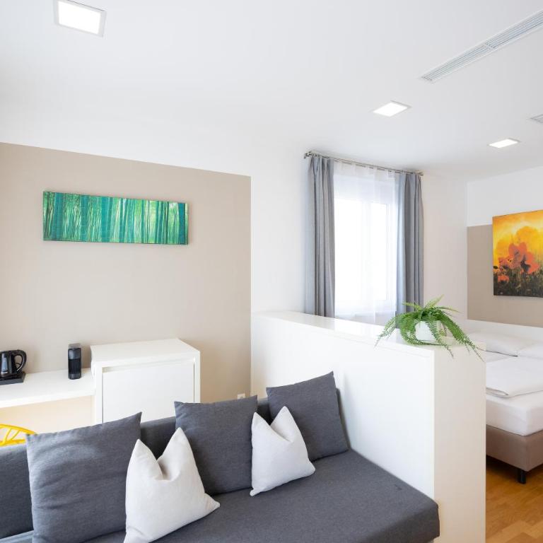 SHOME Hotel Graz I Self-Check-In I Free Parking - Junior Suite mit Terrasse - 8